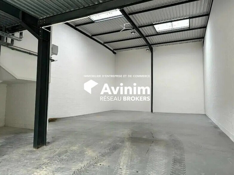 Industrial in Courtry for sale - Interior Photo - Image 2 of 5