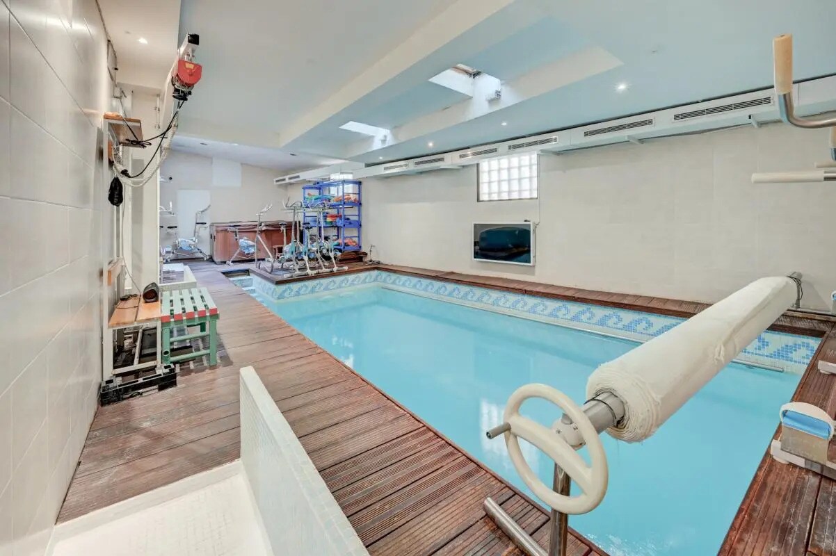 Retail in Marseille for sale Interior Photo- Image 1 of 12