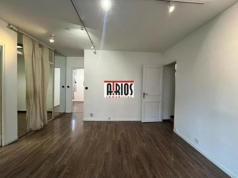 Flex in Hyères for lease - Building Photo - Image 3 of 9