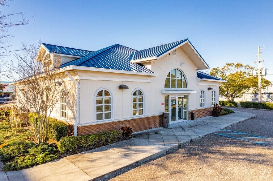 14040 Walsingham Rd, Largo, FL 33774 Suntrust (Truist) Bank