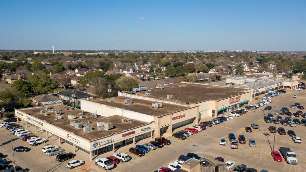 10900 Scarsdale Blvd, Houston, TX for lease - Building Photo - Image 1 of 3