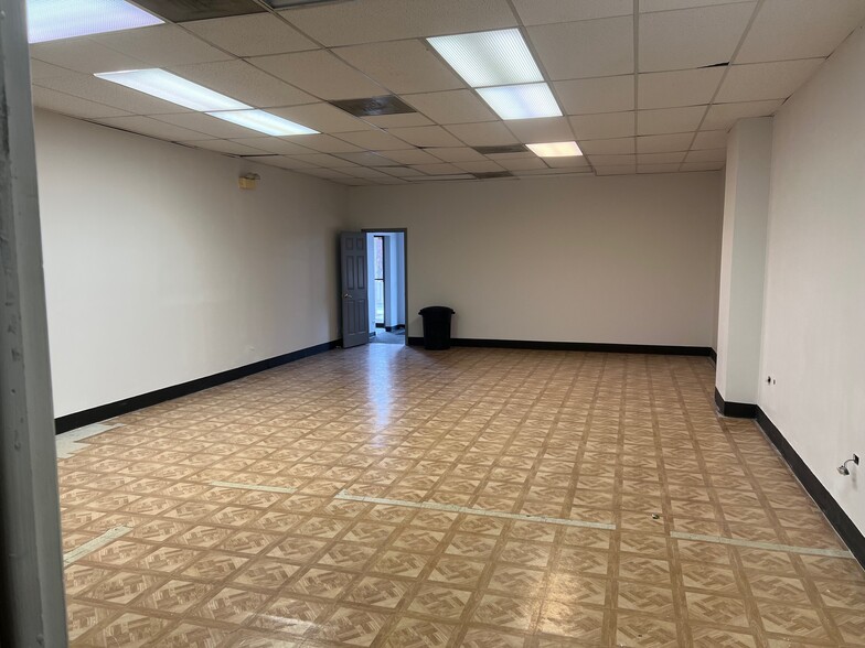 21-37 W Irving Park Rd, Roselle, IL for lease - Interior Photo - Image 2 of 12