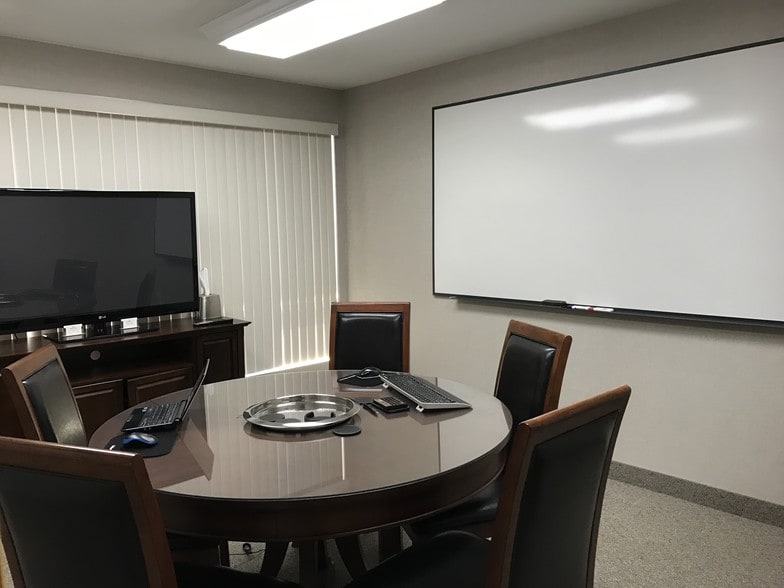 567 Vauxhall St, Waterford, CT for sale - Interior Photo - Image 2 of 45