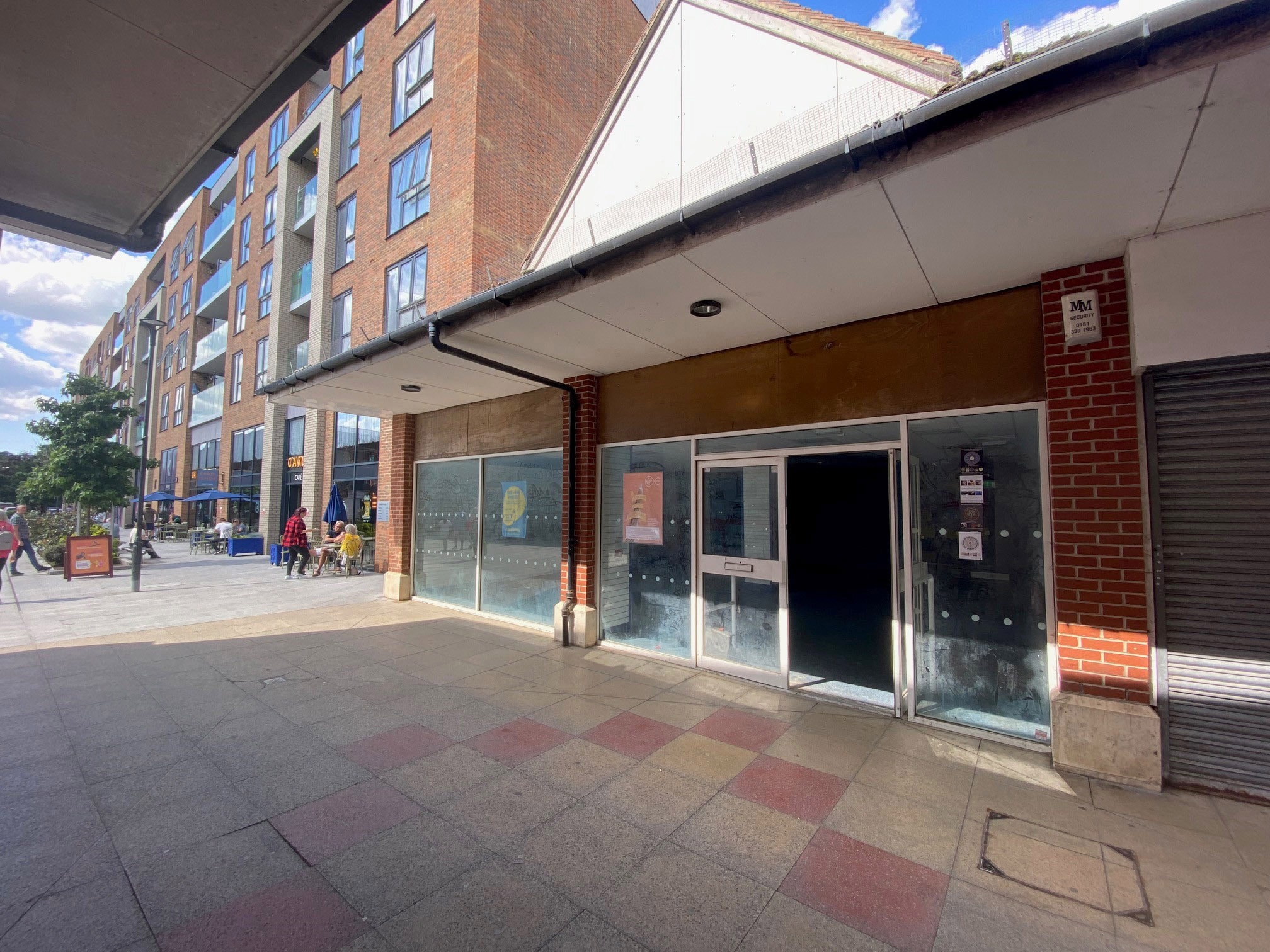 10-11 Queens Walk, East Grinstead for sale Primary Photo- Image 1 of 1