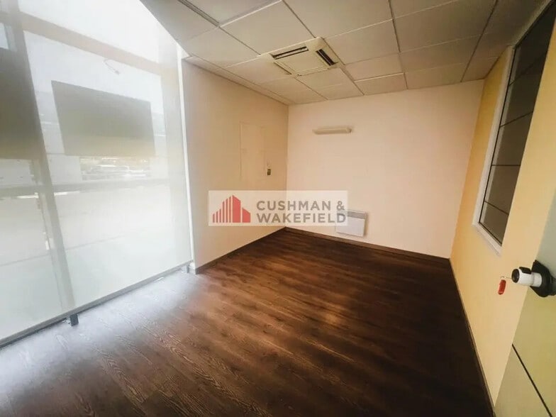 Retail in Nîmes for lease - Interior Photo - Image 2 of 3