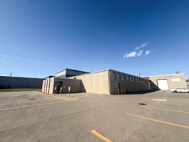 4790 North Service Rd E, Windsor, ON for lease - Building Photo - Image 2 of 9