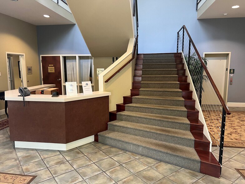 550 Long Point Rd, Mount Pleasant, SC for sale - Interior Photo - Image 2 of 22