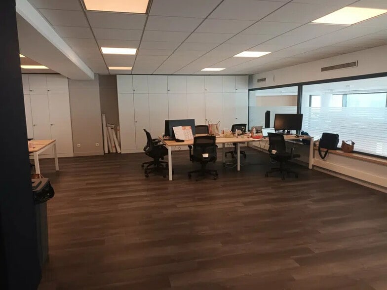 Retail in Le Havre for lease - Interior Photo - Image 2 of 6