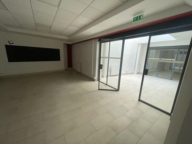 23 Rue Clapeyron, Paris for lease - Building Photo - Image 3 of 7