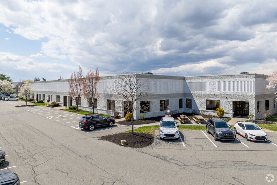 6330 Hedgewood Dr, Allentown, PA for lease - Building Photo - Image 2 of 9