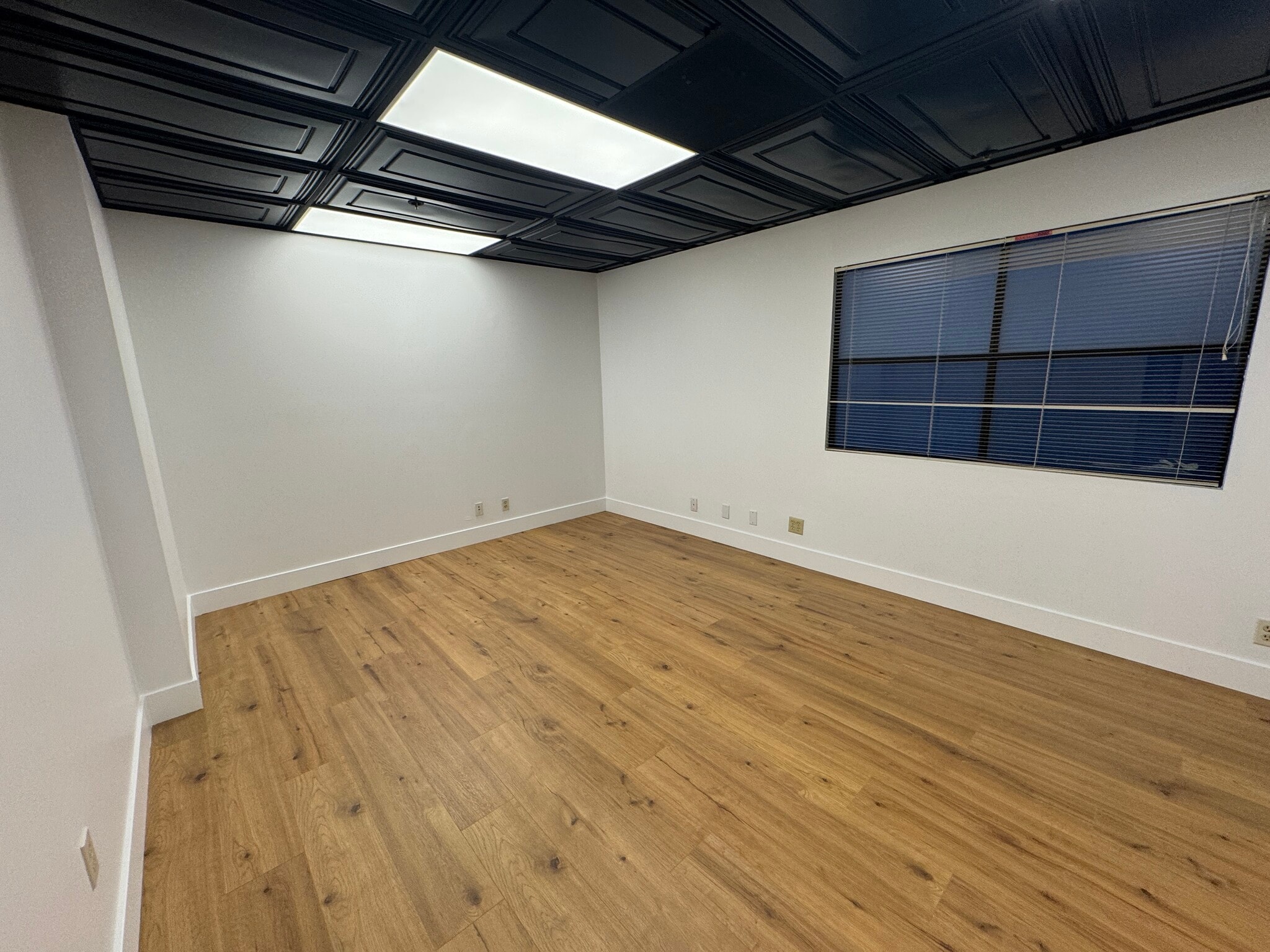 15928 Ventura Blvd, Encino, CA for lease Building Photo- Image 1 of 3