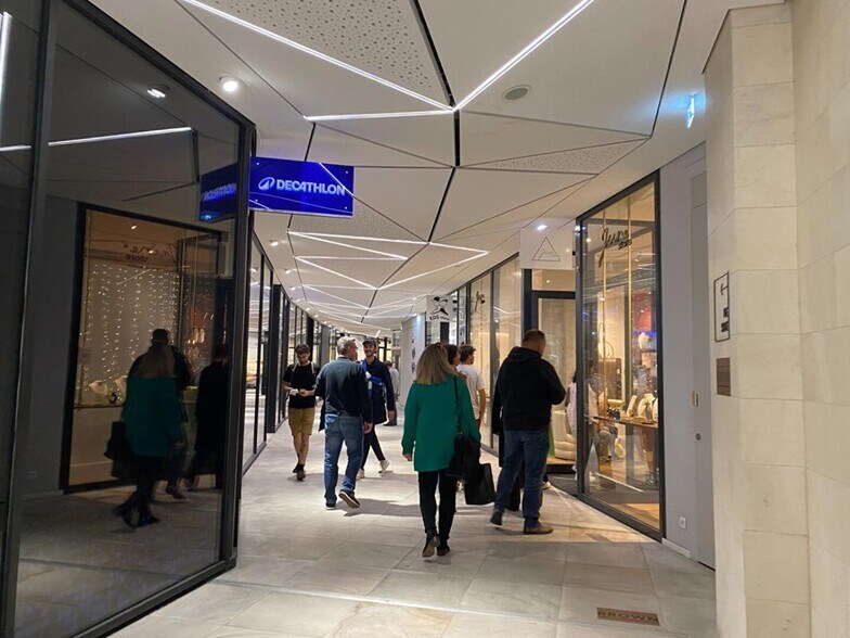 Retail in Nantes for lease - Building Photo - Image 2 of 7