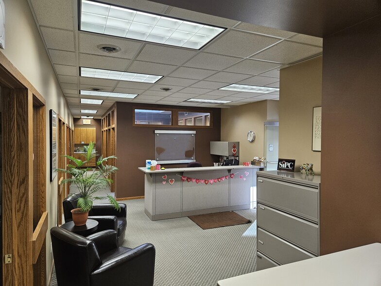 818 Main Ave, Fargo, ND for sale - Interior Photo - Image 2 of 21