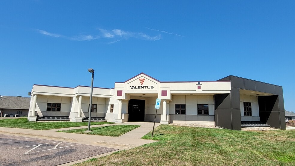 3900 W 53rd St, Sioux Falls, SD for sale - Primary Photo - Image 1 of 17