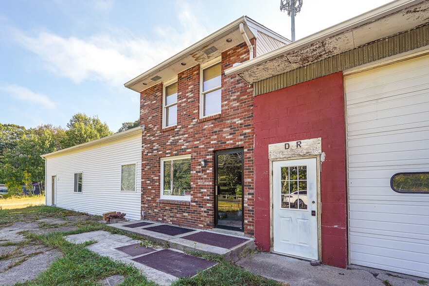 347 Riverside Dr, North Grosvenordale, CT for sale - Building Photo - Image 3 of 46