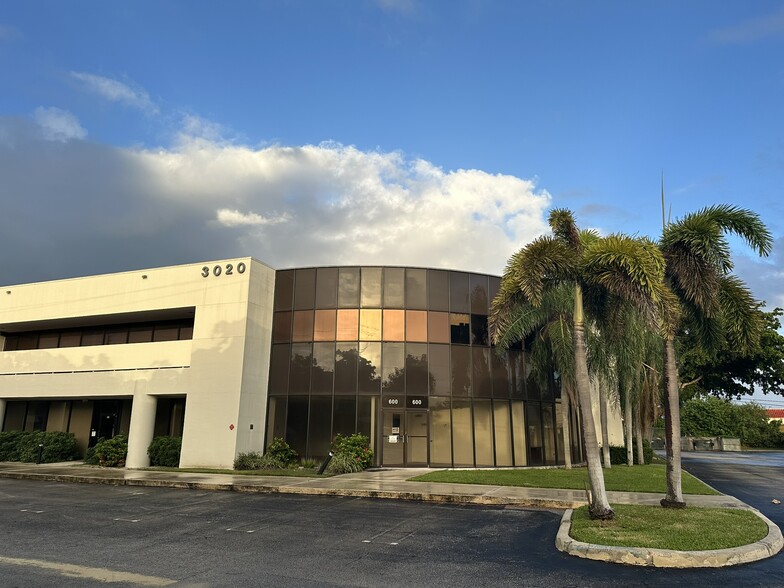 3020 High Ridge Rd, Boynton Beach, FL for lease - Building Photo - Image 1 of 8