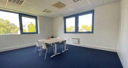 Office in Écully for lease Interior Photo- Image 2 of 12