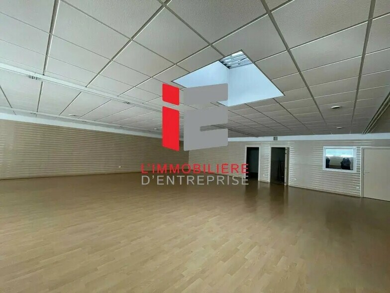 Retail in Ploemeur for sale - Interior Photo - Image 1 of 4