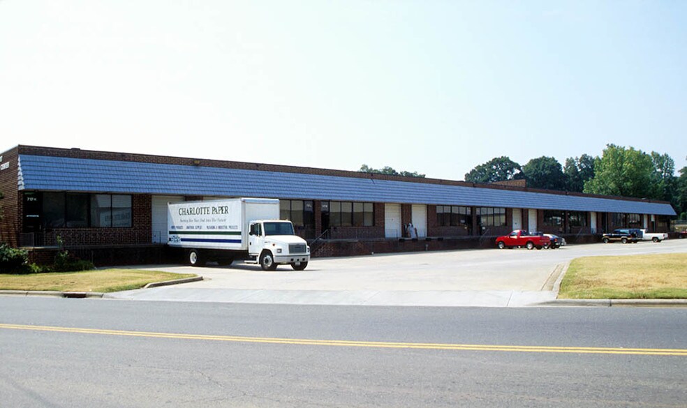 717 Atando Ave, Charlotte, NC for lease - Building Photo - Image 2 of 8