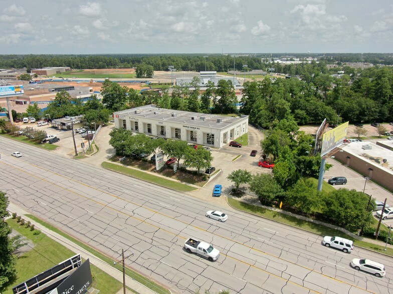 3000 W Davis St, Conroe, TX for lease - Building Photo - Image 2 of 5