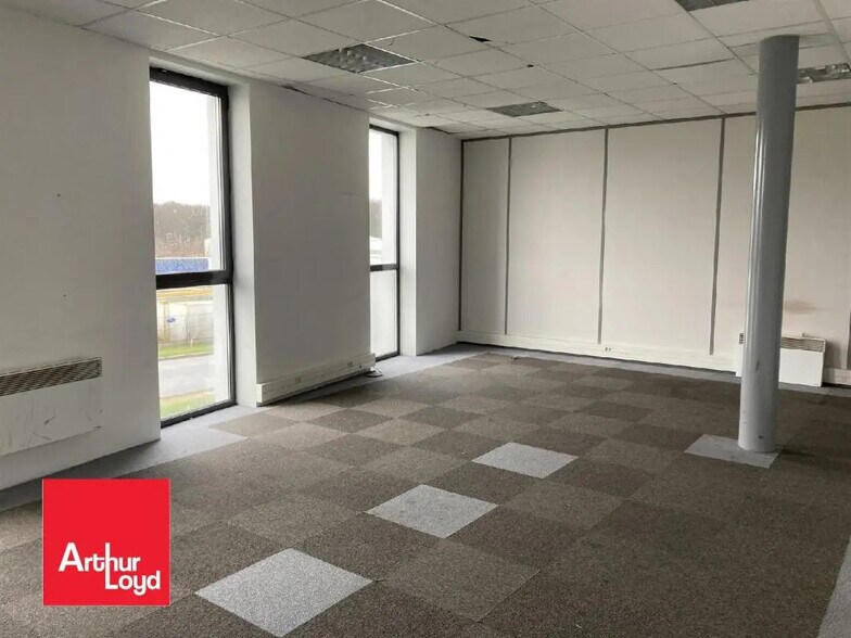 Office in Nogent-le-Phaye for lease - Interior Photo - Image 2 of 3