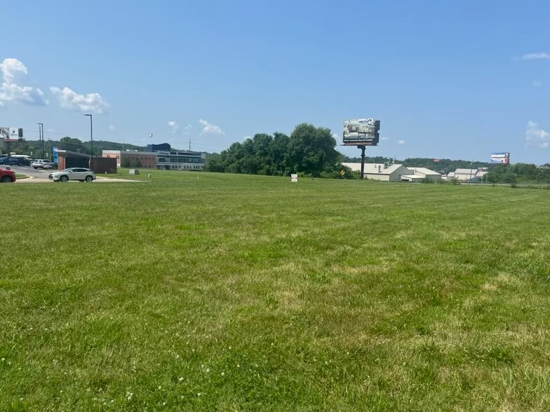 8160-8200 High Pointe Dr, Newburgh, IN for sale - Building Photo - Image 3 of 7