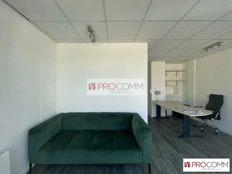 Retail in Chartres for lease - Interior Photo - Image 2 of 6