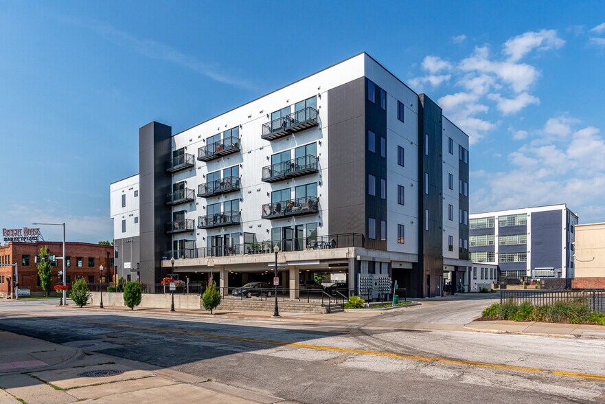 400 W River Dr, Davenport, IA for sale - Building Photo - Image 1 of 7