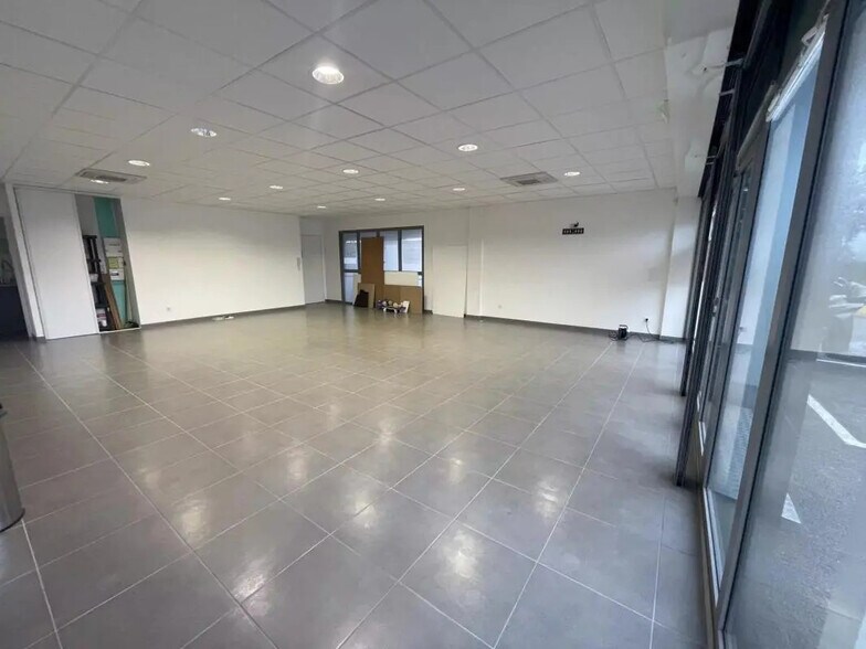 Office in Saint-Raphaël for lease - Interior Photo - Image 2 of 8