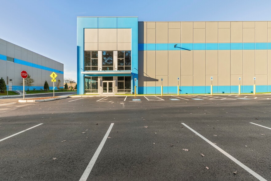 38 Upton Dr, Wilmington, MA for lease - Building Photo - Image 3 of 6