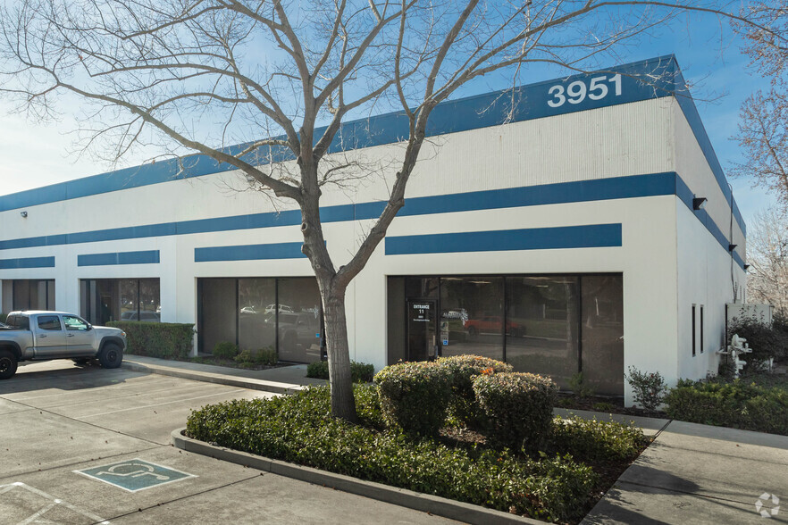 3951 Development Dr, Sacramento, CA for lease - Building Photo - Image 3 of 25