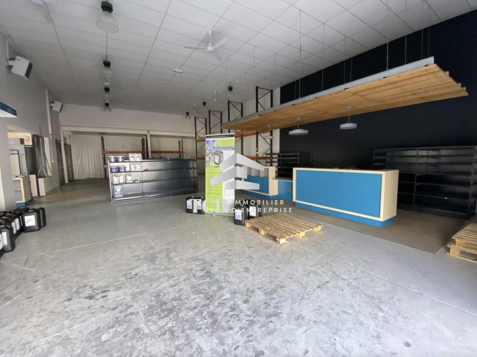 Retail in Bournezeau for lease Interior Photo- Image 1 of 8