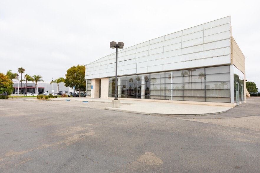 1701 Auto Center Dr, Oxnard, CA for sale - Building Photo - Image 2 of 15