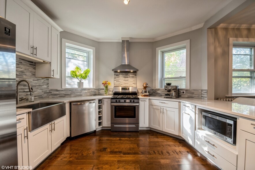 647 Asbury Ave, Evanston, IL for sale - Interior Photo - Image 2 of 3