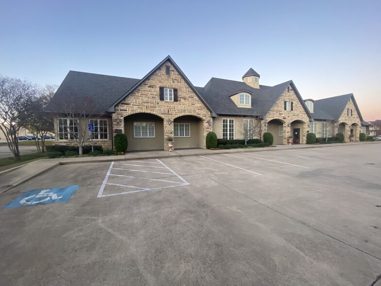 1015 Pruitt Pl, Tyler, TX for lease - Building Photo - Image 1 of 29