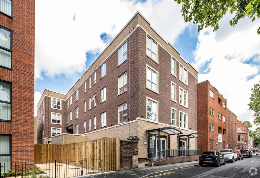 Palmyra Sq N, Warrington for lease - Primary Photo - Image 1 of 4