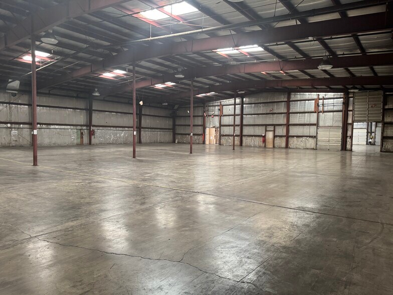 1137 Illinois Ave, Sheboygan, WI for lease - Interior Photo - Image 3 of 5