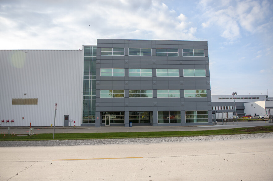 927 N 19th Ave E, Newton, IA for lease - Building Photo - Image 1 of 8