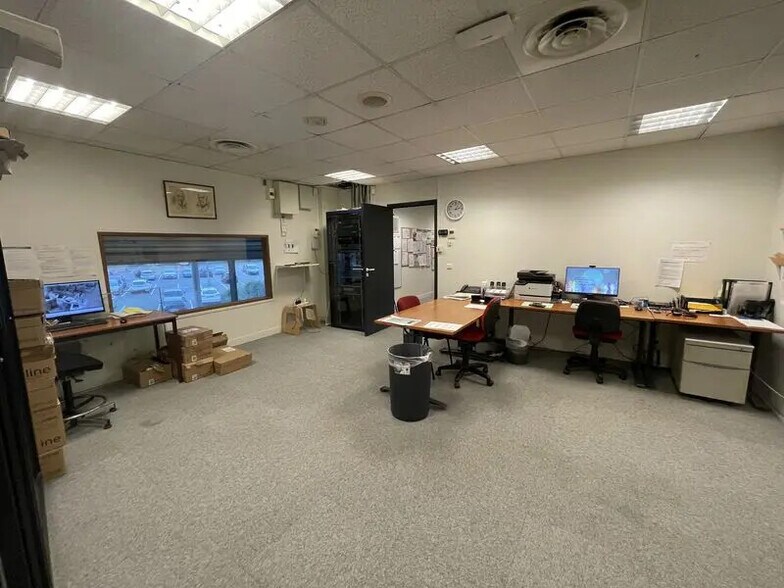 Retail in Chambly for lease - Interior Photo - Image 3 of 4