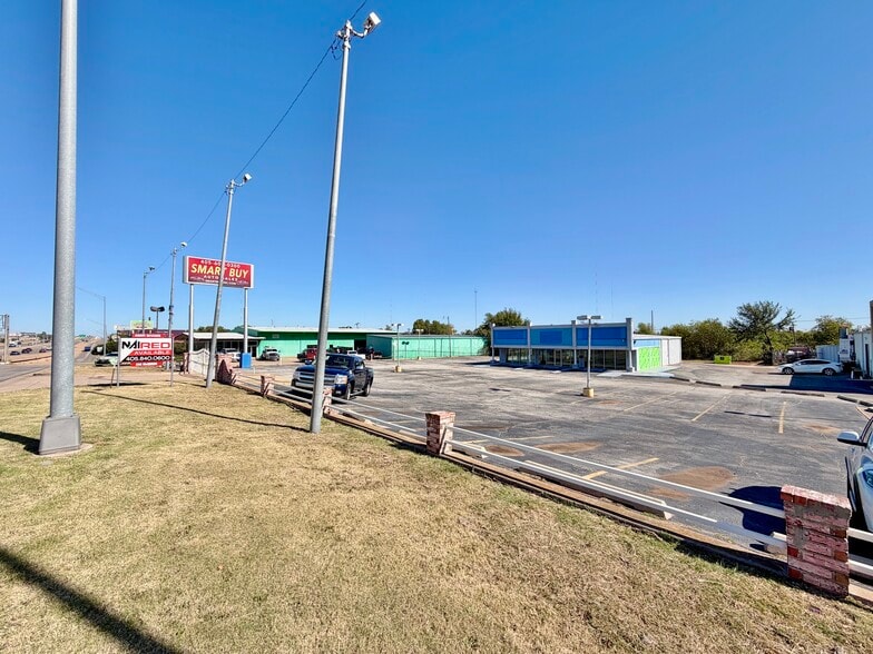 6910 N Broadway Ext, Oklahoma City, OK for lease - Building Photo - Image 2 of 8