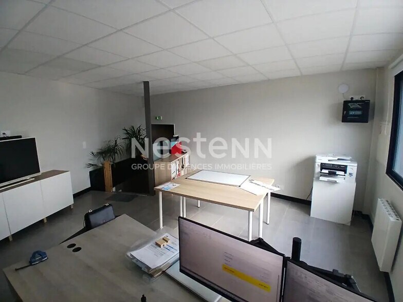 Retail in Vannes for lease - Interior Photo - Image 3 of 3