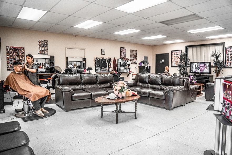 1128 W Sunset Ave, Springdale, AR for sale - Interior Photo - Image 3 of 10