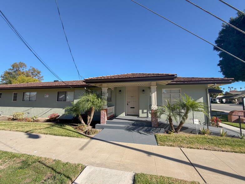 601-605 E Chapman Ave, Orange, CA for lease - Building Photo - Image 2 of 3