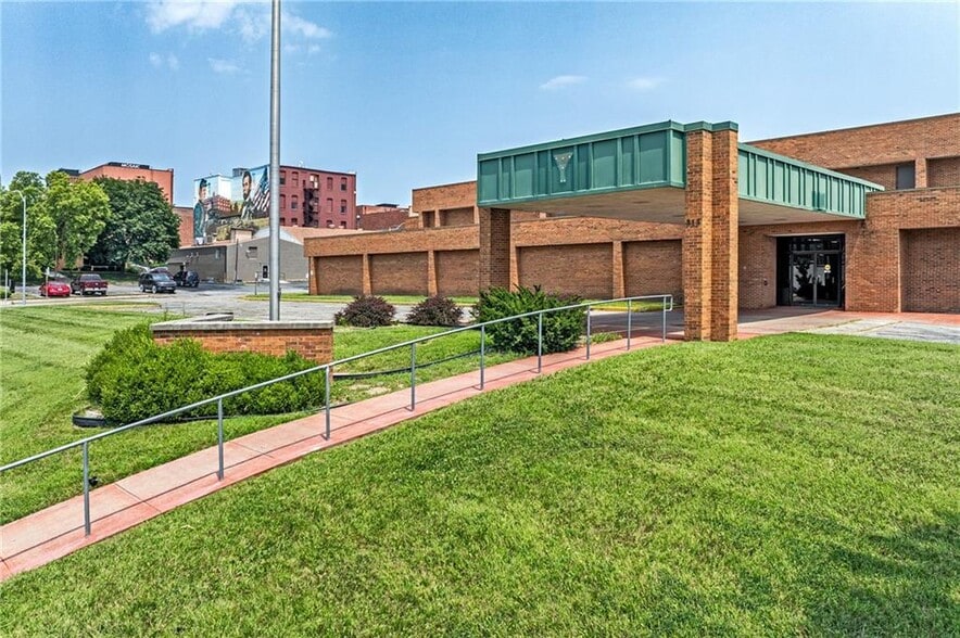 315 S 6th St, Saint Joseph, MO for lease - Building Photo - Image 1 of 33