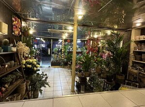 Retail in Paris for lease Interior Photo- Image 2 of 5