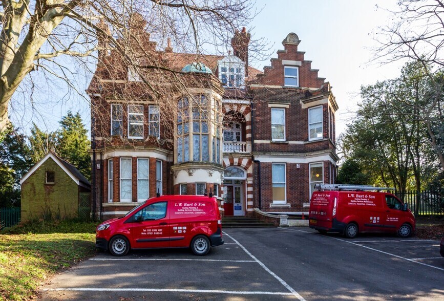 79 Maidstone Rd, Chatham, ME4 6DP