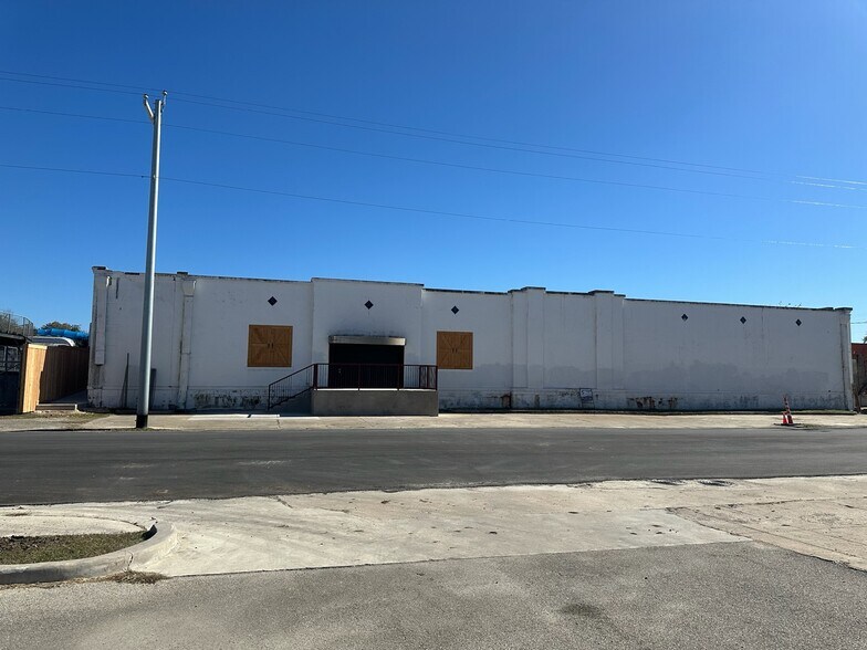 1115 N Bowie St, Seguin, TX for lease - Building Photo - Image 1 of 1