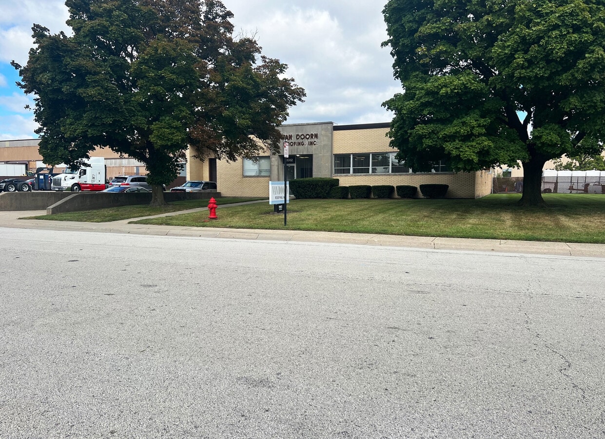 2082 Estes Ave, Elk Grove Village, IL 60007