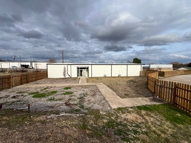 615 N Broadway St, Joshua, TX for lease - Building Photo - Image 2 of 10