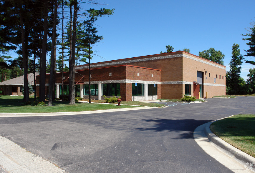 4077 Pioneer Dr, Commerce Township, MI for lease - Building Photo - Image 3 of 5